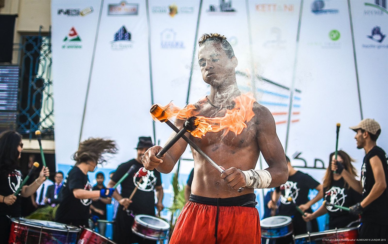 Cracheur de feu lors d'un spectacle événementiel