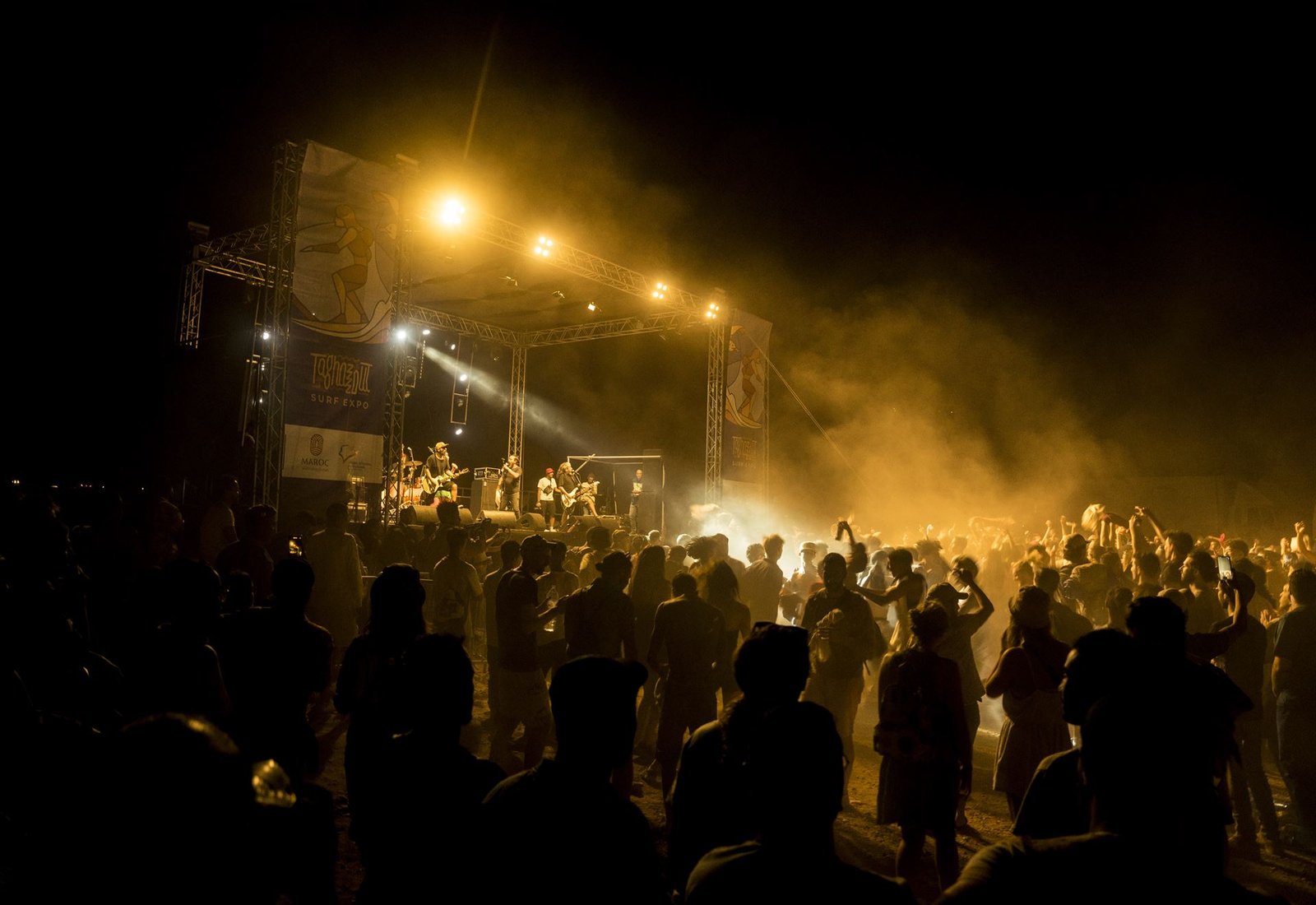Foule en liesse devant la scène du Taghazout Surf Expo